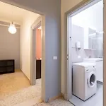 I-host Spacious 2br Near Center 아파트 *